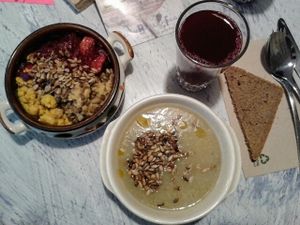 daily soup, salads and apple beet juice at Belly Button Food in Braunschweig