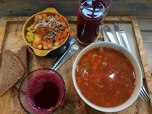 Linsen-Spitzkohlsuppe, vier Salate und Rote-Beete-Apfelsaft at Belly Button Food in Braunschweig
