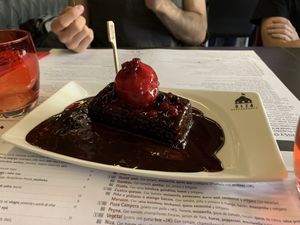 Muffin vegano con helado at Niza in Valladolid