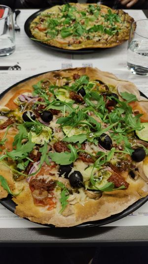 Pizza de la huerta at Niza in Valladolid