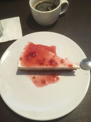 Cheesecake avec base de spéculoos, et coulis de fruits rouges.   at Les Oiseaux s'entetent in Liege