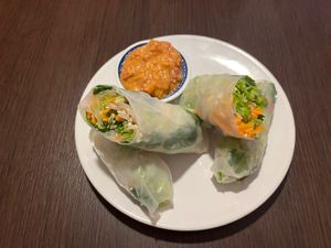 Rouleaux de printemps aux légumes avec sauce à la tomate et à la cacahuète. (Menu vietnamien)   at Les Oiseaux s'entetent in Liege