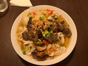 Pho : bouillon parfumé avec des nouilles, des légumes et un substitut de viande (sûrement du Seitan ou PST). (Menu vietnamien)   at Les Oiseaux s'entetent in Liege