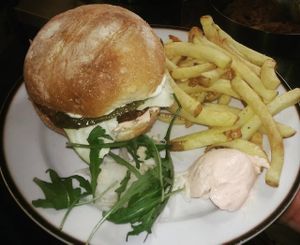 burger at Les Oiseaux s'entetent in Liege