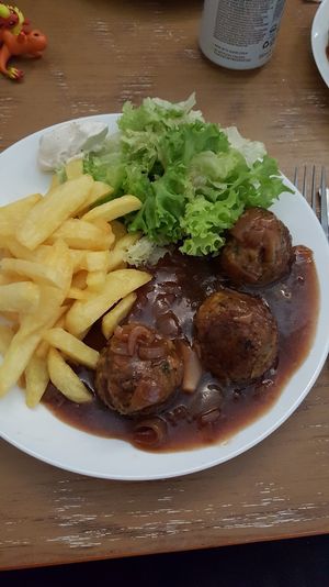 boulets vegan at Les Oiseaux s'entetent in Liege