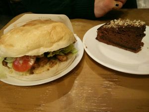 Kebab & LE gâteau chocolat 😋 at Les Oiseaux s'entetent in Liege