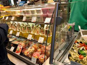 wraps and fruit bowls at Mr. Clou in Hannover