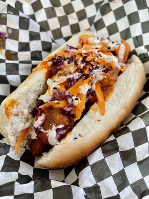 Búfalo soldier 🌭: pan artesanal, salchicha de tofu, mini boneless de coliflor, ensalada de col y zanahoria, salsa búfalo y ranch at Madre Tierra in Hermosillo