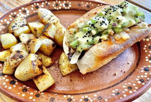 Hot dog Mex 🌭: Chorizo, guacamole, salchicha de soya, cebolla caramelizada y champiñones. at Madre Tierra in Hermosillo