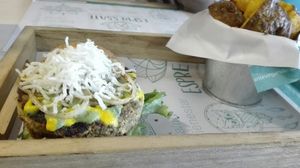 Hamburguesa de Garbanzos, con papas horneadas at Espressate in Lima