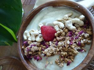 smoothiebowl with avocado and vanille at Oerwoud in Den Bosch