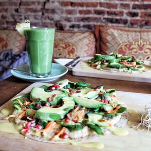 Rainbow wrap and green paradise smoothie at Oerwoud in Den Bosch
