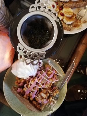 Warm apple pie and vegan cream at Oerwoud in Den Bosch