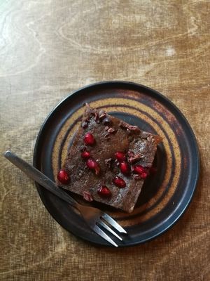 Blondie made of dates, walnuts, hempseeds and more at Oerwoud in Den Bosch