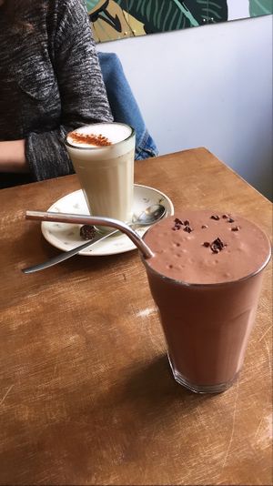 Super raw chocolate smoothie en chai naturel met kokos- rijstmelk at Oerwoud in Den Bosch