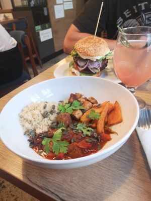 Mexican burger and Mexican stew at Mihiderka - Józefa in Krakow