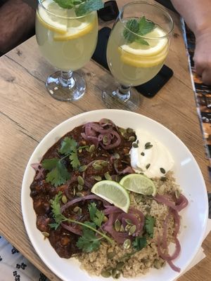 chili sin carne and homemade lemonade at Mihiderka - Józefa in Krakow