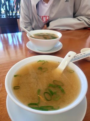 Combo platinum incluye un barco de piezas veganizables y dos sopa miso muy ricas. at Sushi Home in Heredia