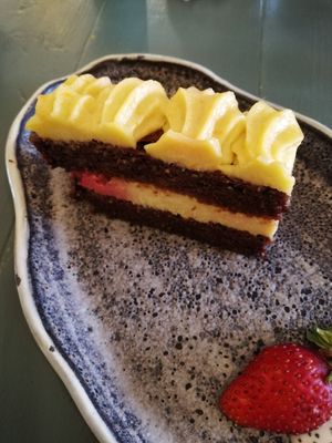 Pastís de xocolata i crema at Dosa Nova in Sitges