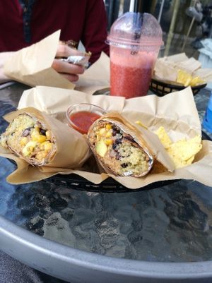 Vegan wrap with nachos and juice at Fresh Habits in Randers