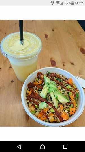 Vegan bowl with P's juice at Fresh Habits in Randers