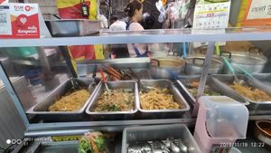 Lunch at Soi Naradhiwas Rajanagarindra - Vegetarian Food Stall in Bangkok