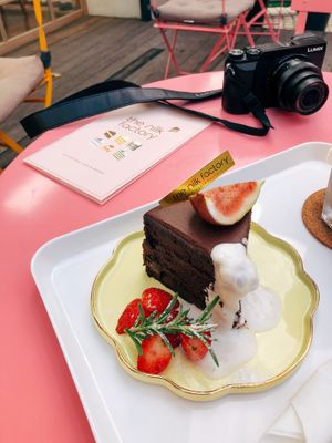 OVERRATEDDDD!!! average cake - overpriced! at The Nilk Factory - 더닐크팩토리 in Seoul