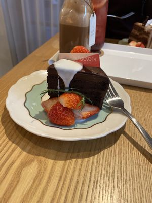 Chocolate cake and cocoa nilk at The Nilk Factory - 더닐크팩토리 in Seoul