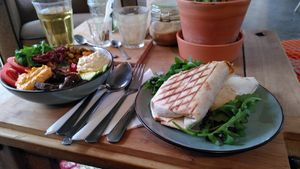 Bowl en wrap at Koffiebar Sowieso in Breda