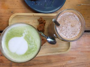 Matcha latte & Smoothie cacahuète, chocolat at Koffiebar Sowieso in Breda