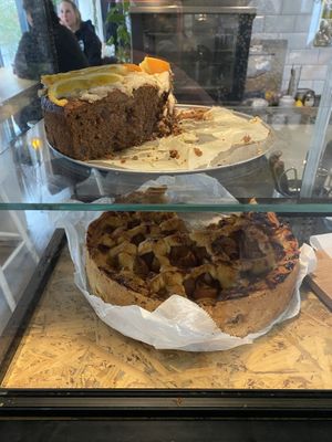 Top: carrot cake, bottom: apple cake  #Veganuary at Koffiebar Sowieso in Breda