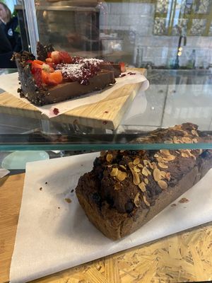 Top: raw chocolate and raspberry cake, bottom: banana bread (not pictured: brownies) #Veganuary at Koffiebar Sowieso in Breda