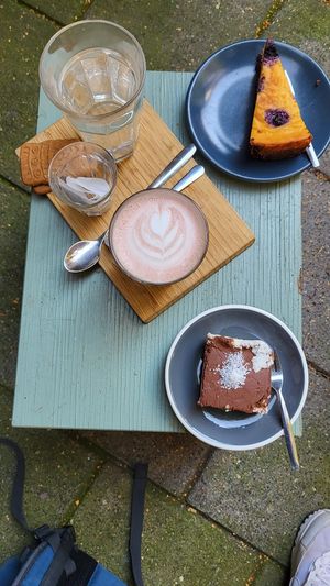 Beetroot latte, kokostaartje en vegan cheesecake. at Koffiebar Sowieso in Breda