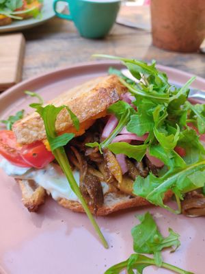 Pulled oyster mushroom at Koffiebar Sowieso in Breda