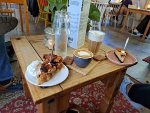 Appeltaart, cheesecake, cappuccino en latte macchiato at Koffiebar Sowieso in Breda