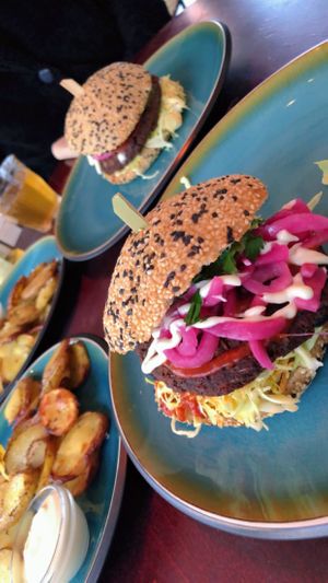 Kosmosburger and kartofler at Cafe Kosmos in Odense