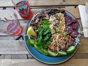 raspberry soda (29 DKK in July 2021) and beet bowl (119 DKK) at Cafe Kosmos in Odense