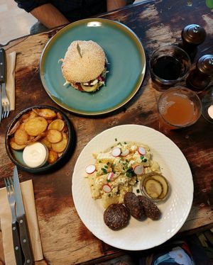 Salade pommes de terre, potatoes, kosmos burger at Cafe Kosmos in Odense