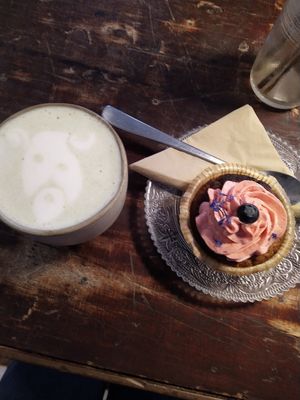 Matcha Latte mit Himbeer-Cupcake at Cafe Kosmos in Odense