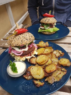 Cosmos Burger med kartofler og Mexi Burger at Cafe Kosmos in Odense