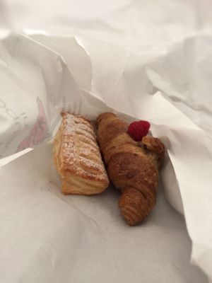 Apple strudel and Elderberry & rasperry vegan croissants at Cooofe in Treviso