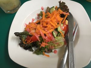 Ensalada que viene con lasagna at El Vegano in Guadalajara