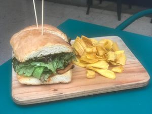 Baguette de champiñones al ajillo con chips de plátano at El Vegano in Guadalajara