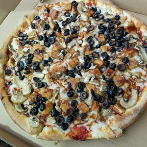 Large BBQ Chick'n pizza with mushroom & olive at Pizza Palace in Milford