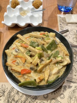 Cazoliña de cogomelos e tempeh  at Taskatenda in Salvaterra De Mino