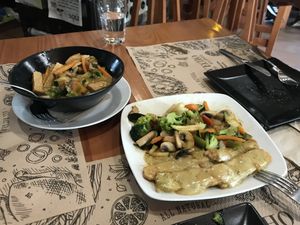 Cacerola de tempeh con verduras e tempeh á prancha con acompañamento de verduras  at Taskatenda in Salvaterra De Mino