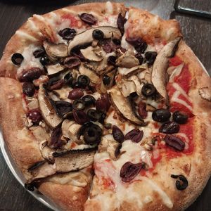 CYO Pizza with kalamata & black olives and mushroom trio (veganized) at Mellow Mushroom in St Louis