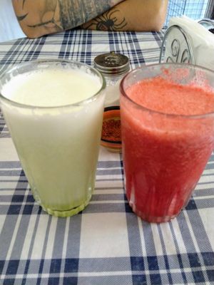 Jugos naturales de melón y frambuesa at La Cocina de Beterraga Rebelde in Valparaiso