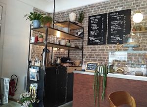 Counter at Otium Cold Press in Paris