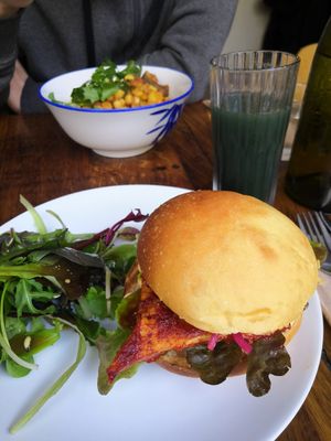 Burger et Tajine végan at Otium Cold Press in Paris